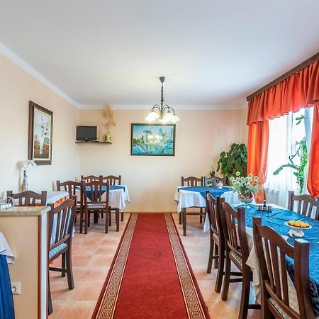 Apartments And Rooms Laura Пазин Екстер'єр фото
