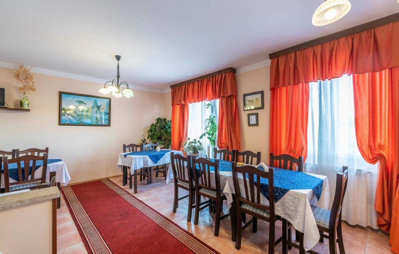 Apartments And Rooms Laura Пазин Екстер'єр фото