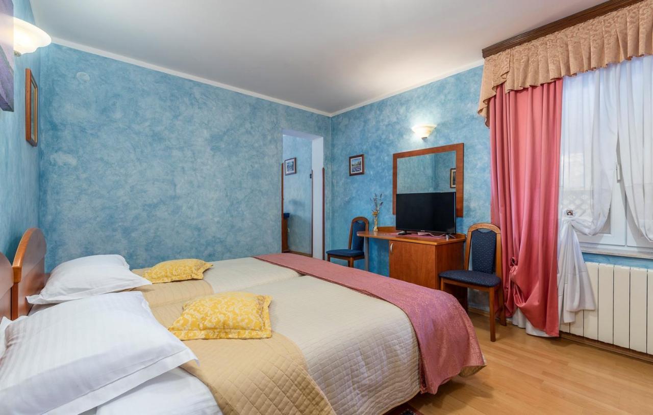 Apartments And Rooms Laura Пазин Екстер'єр фото