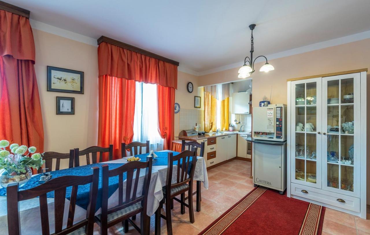 Apartments And Rooms Laura Пазин Екстер'єр фото