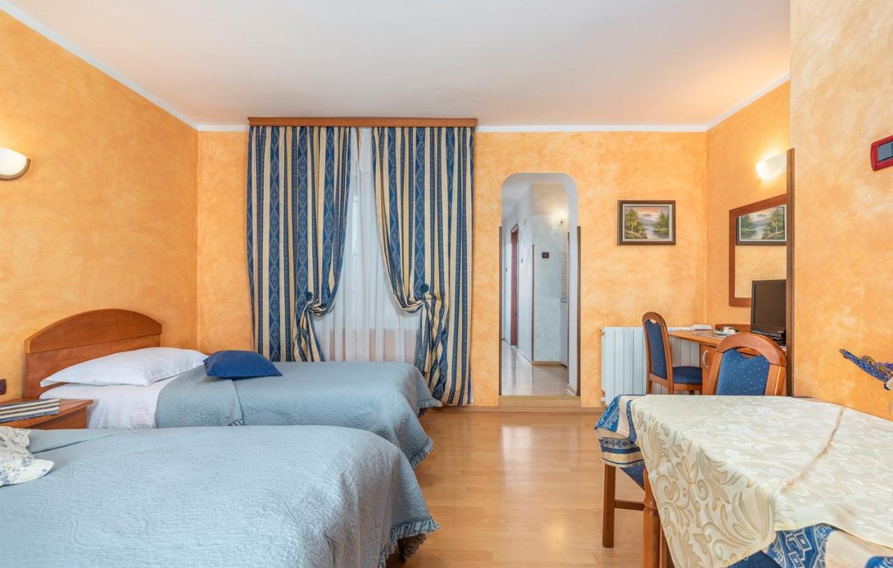 Apartments And Rooms Laura Пазин Екстер'єр фото