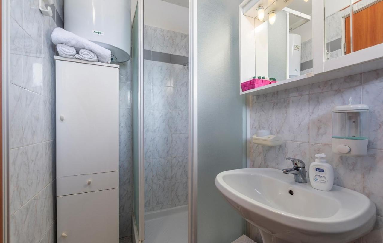 Apartments And Rooms Laura Пазин Екстер'єр фото