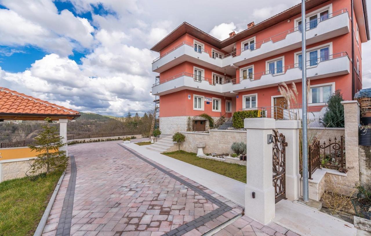 Apartments And Rooms Laura Пазин Екстер'єр фото