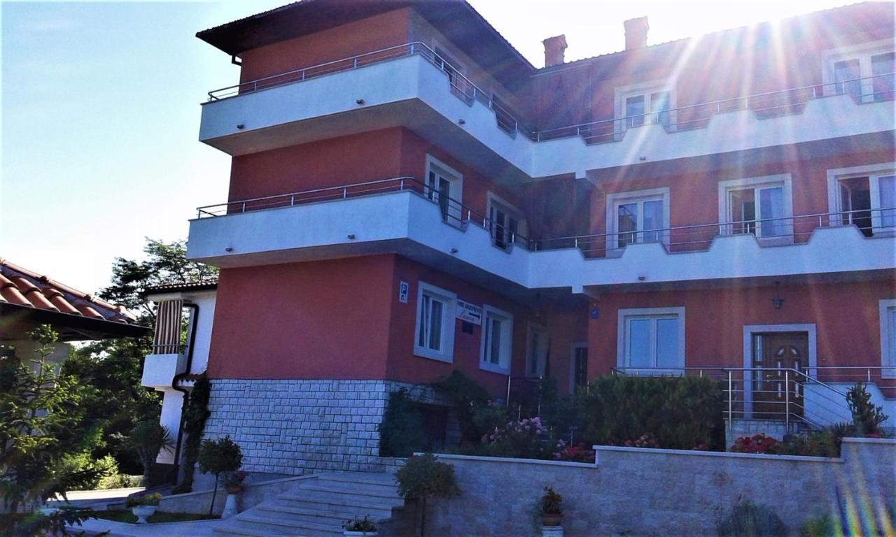 Apartments And Rooms Laura Пазин Екстер'єр фото
