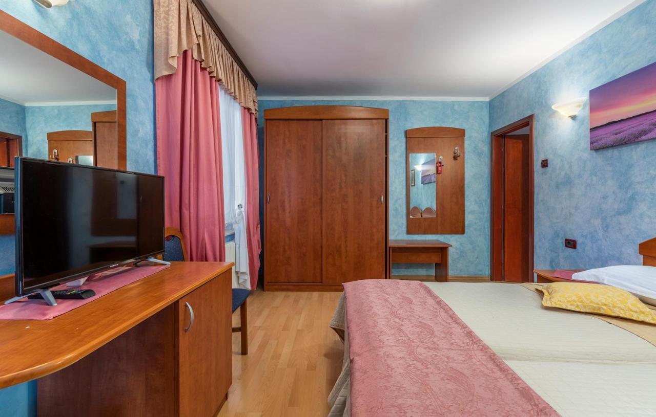 Apartments And Rooms Laura Пазин Екстер'єр фото