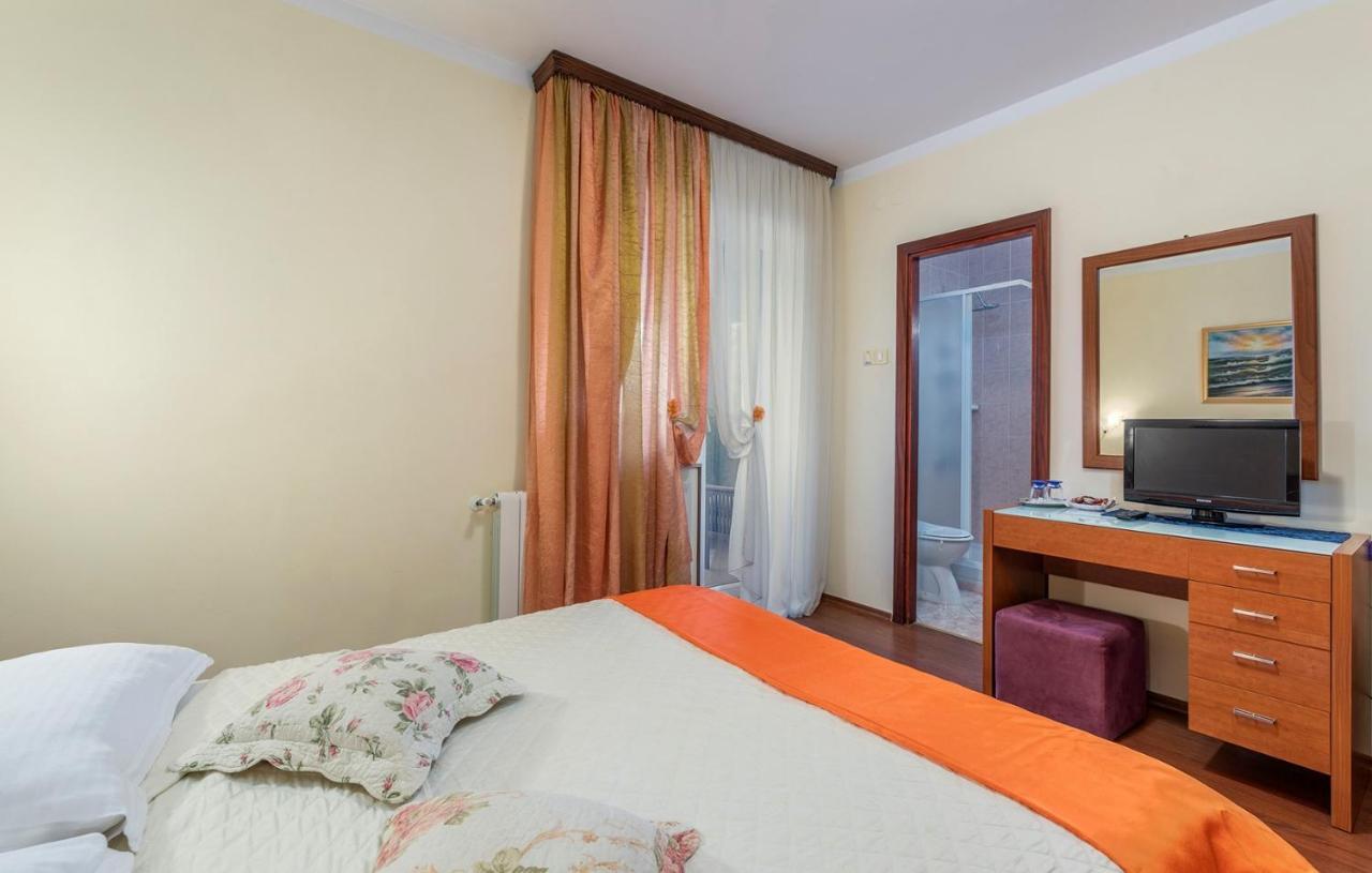 Apartments And Rooms Laura Пазин Екстер'єр фото