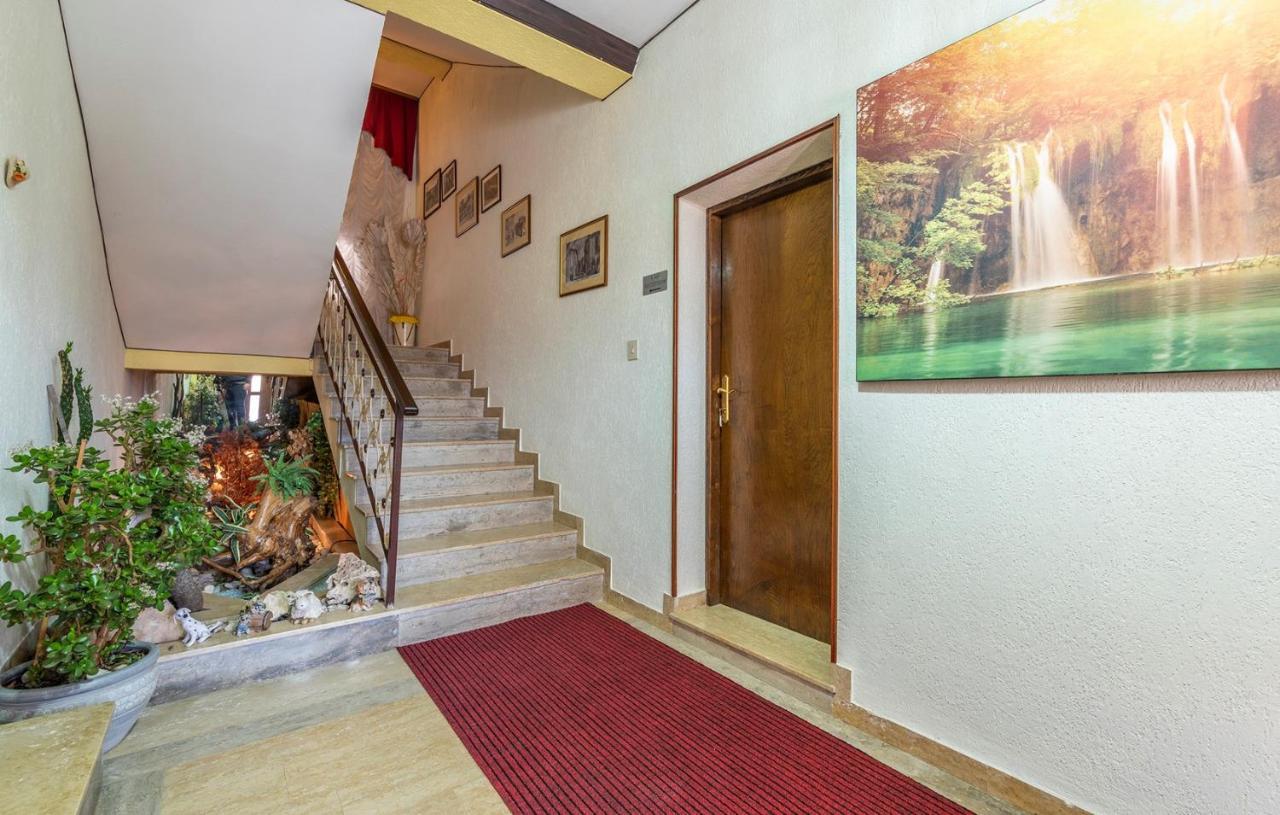 Apartments And Rooms Laura Пазин Екстер'єр фото