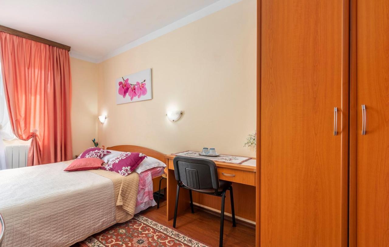 Apartments And Rooms Laura Пазин Екстер'єр фото