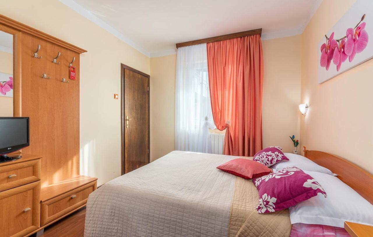 Apartments And Rooms Laura Пазин Екстер'єр фото