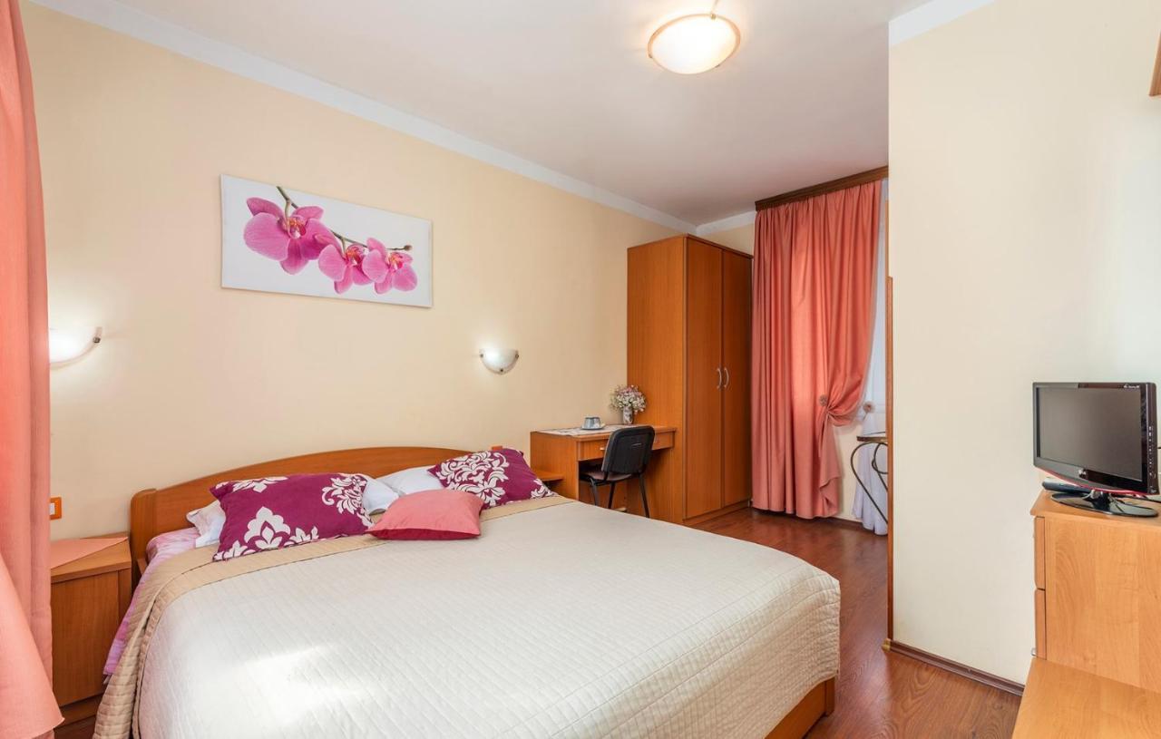 Apartments And Rooms Laura Пазин Екстер'єр фото