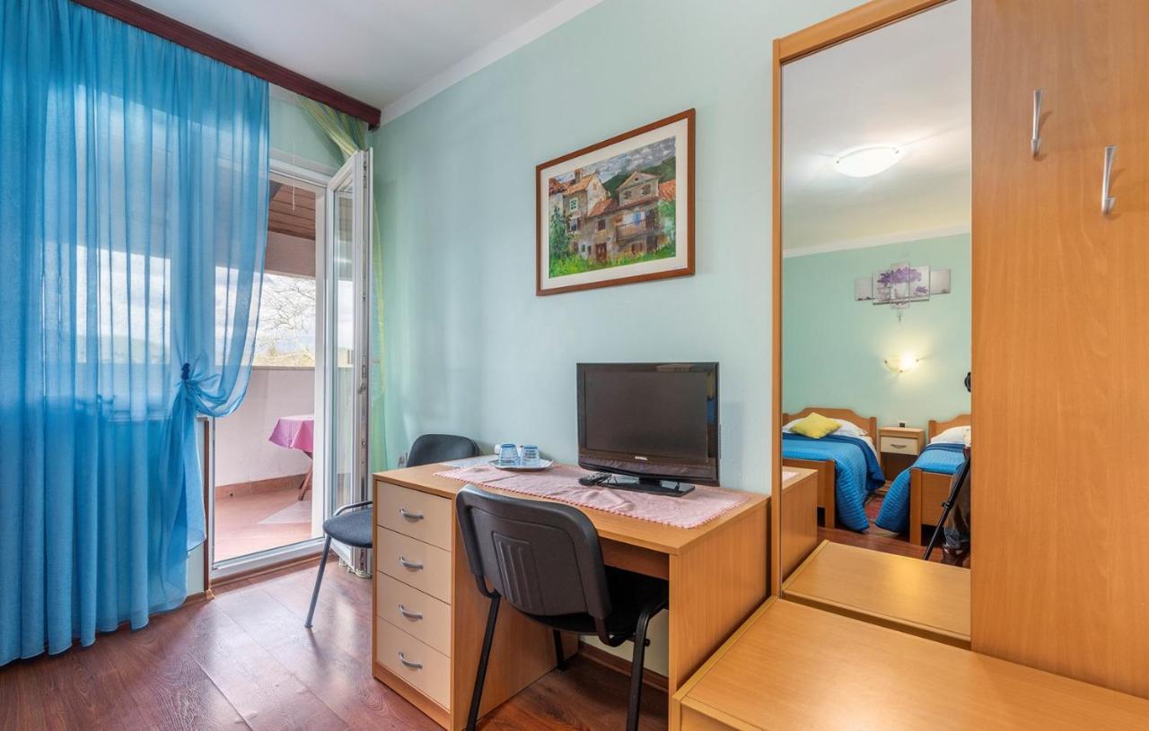 Apartments And Rooms Laura Пазин Екстер'єр фото