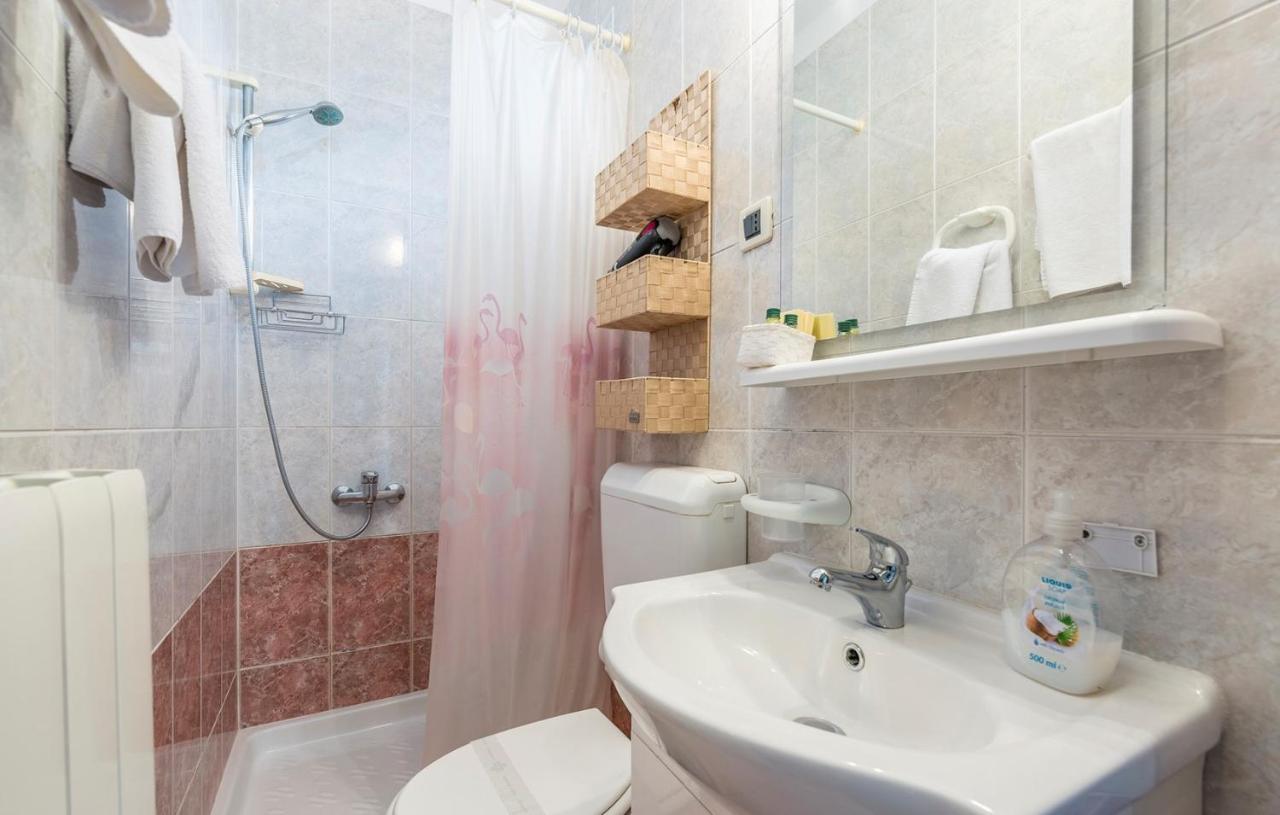 Apartments And Rooms Laura Пазин Екстер'єр фото