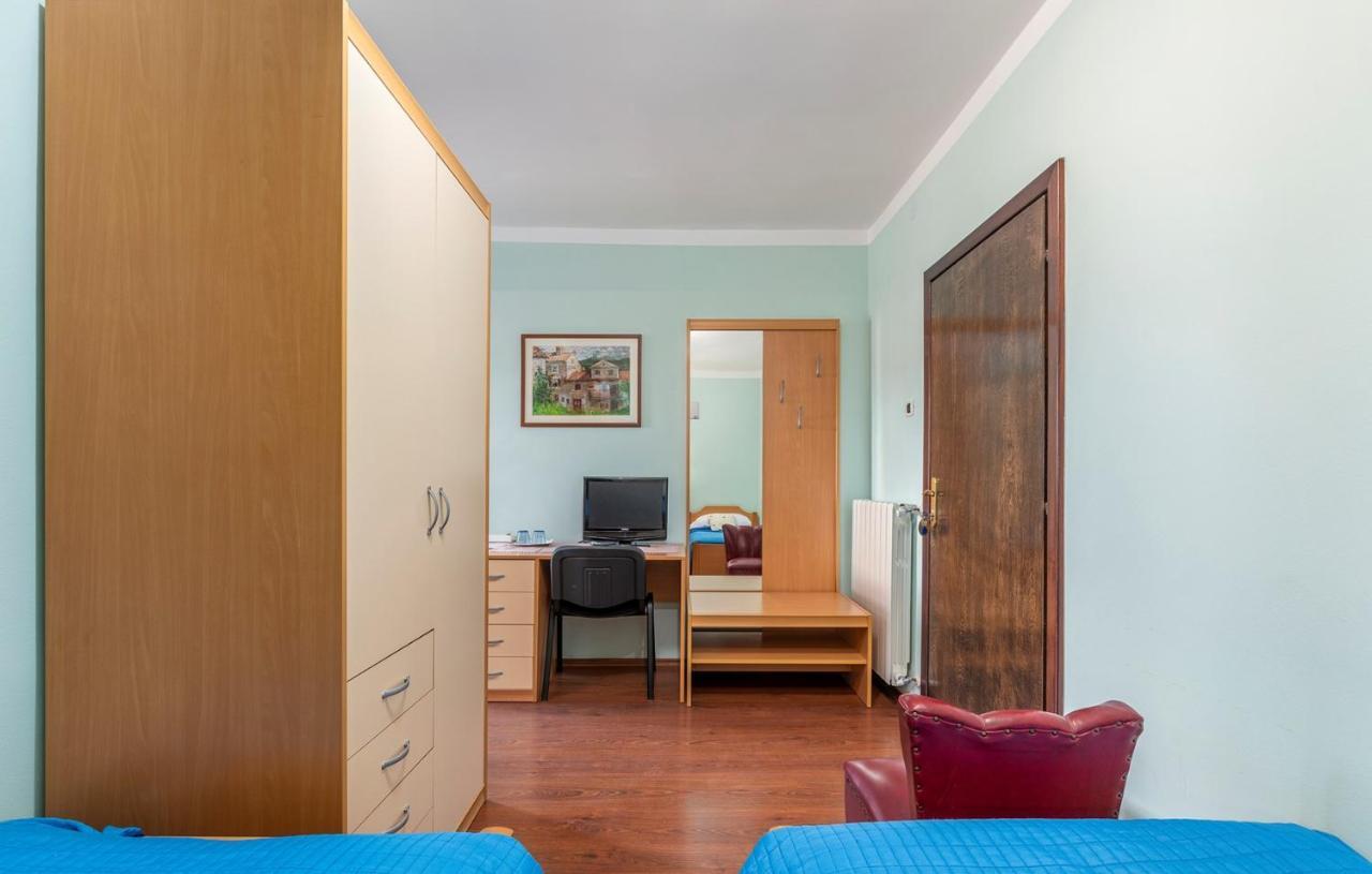 Apartments And Rooms Laura Пазин Екстер'єр фото
